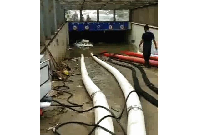 二環(huán)支路沙口路，山東消防兩臺，我們?nèi)_潛水泵同時運行，一切正常了
